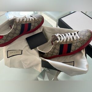 Pre-owned GUCCI Ace GG Supreme Sneakers Beige. Includes box & dust bags.